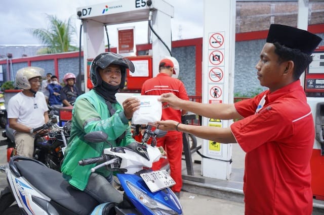 Pertamina Patra Niaga Regional Sulawesi Hadirkan Program Berbagi Takjil di 178 SPBU Selama Ramadan